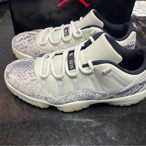 Athletic_Shoes